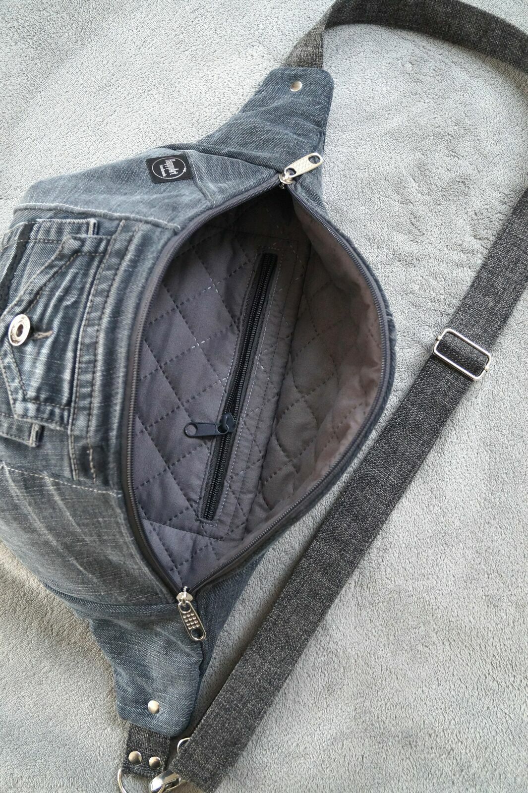 Upcyklingowa jeansowa nerka XXL - nerka na ukos (zero waste)
