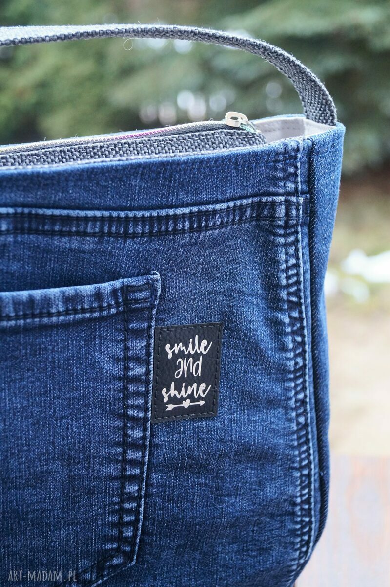 Upcyklingowa jeansowa mini listonoszka Happy Art na prezent