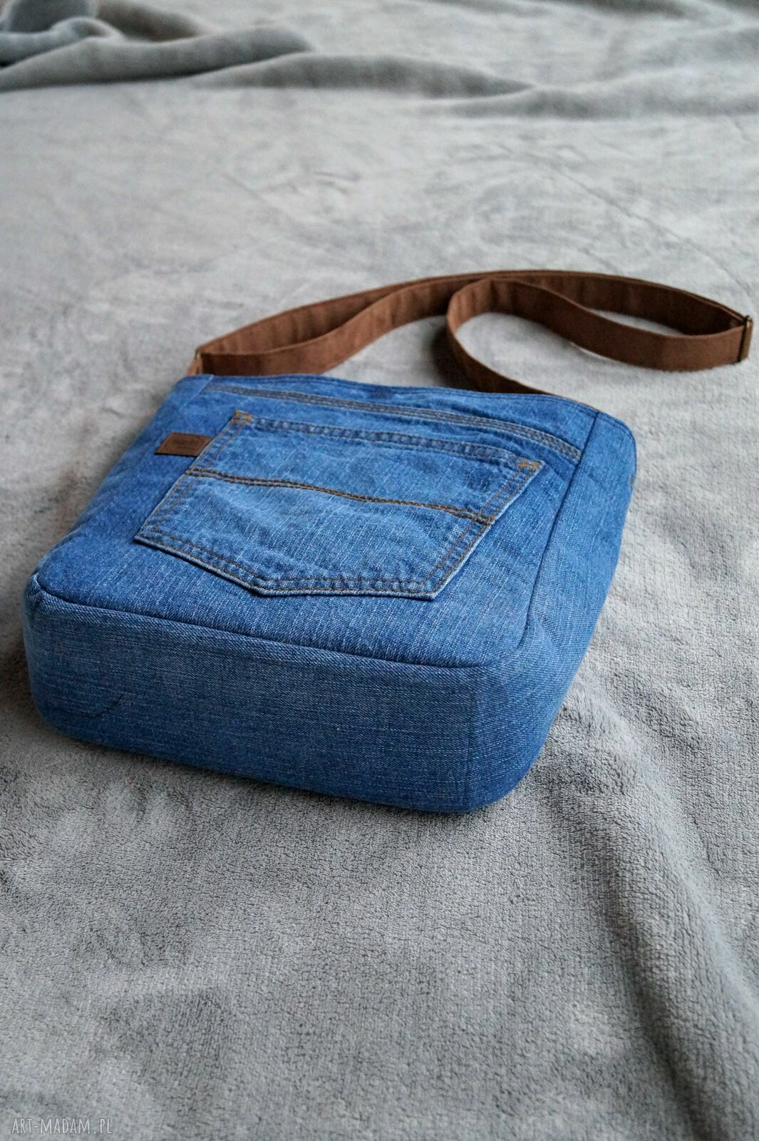 Upcyklingowa jeansowa mini torebka damska na ramię - zero waste