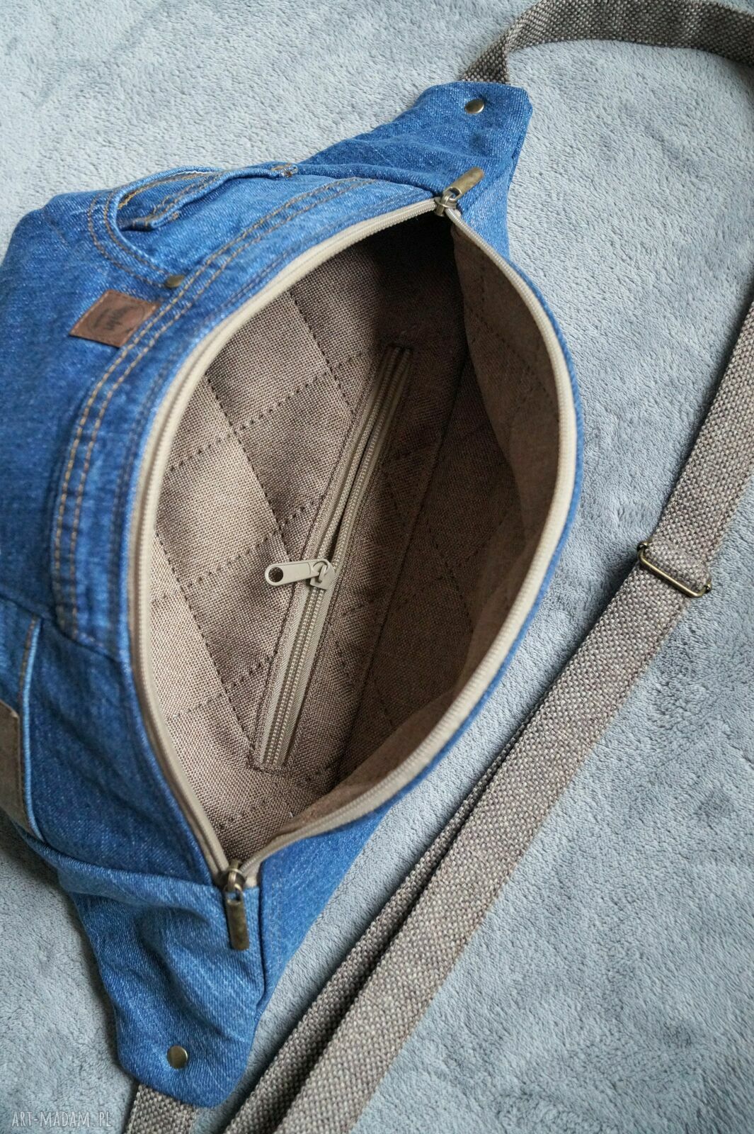 Upcyklingowa jeansowa nerka XXL - duża saszetka na ukos handmade