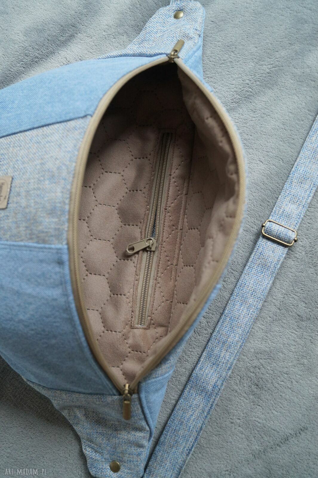 Upcyklingowa nerka XXL na ukos z łączonych tkanin - jeans i melanż