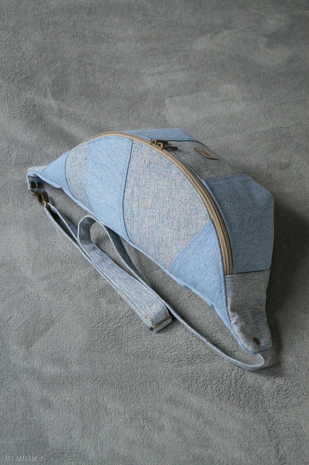 Upcyklingowa nerka XXL na ukos z łączonych tkanin - jeans i melanż