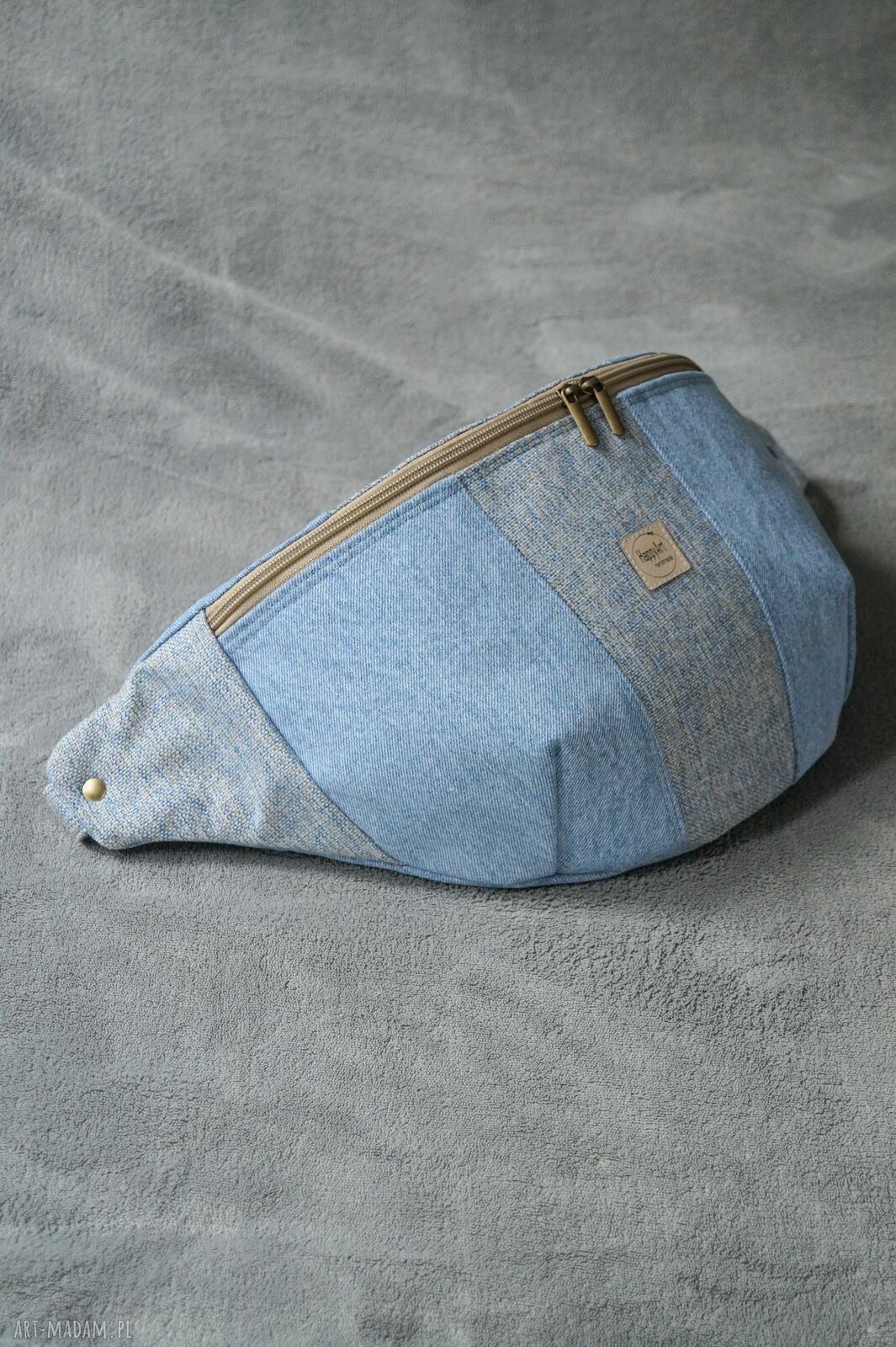 Upcyklingowa nerka XXL na ukos z łączonych tkanin - jeans i melanż