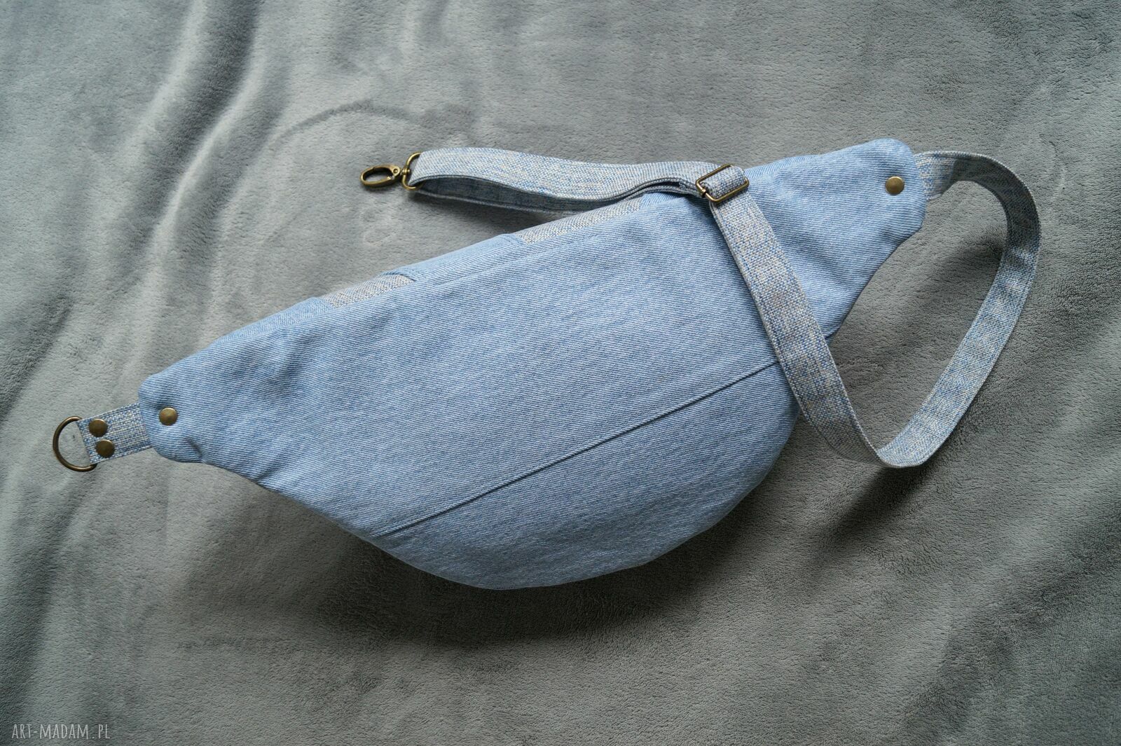 Upcyklingowa nerka XXL na ukos z łączonych tkanin - jeans i melanż