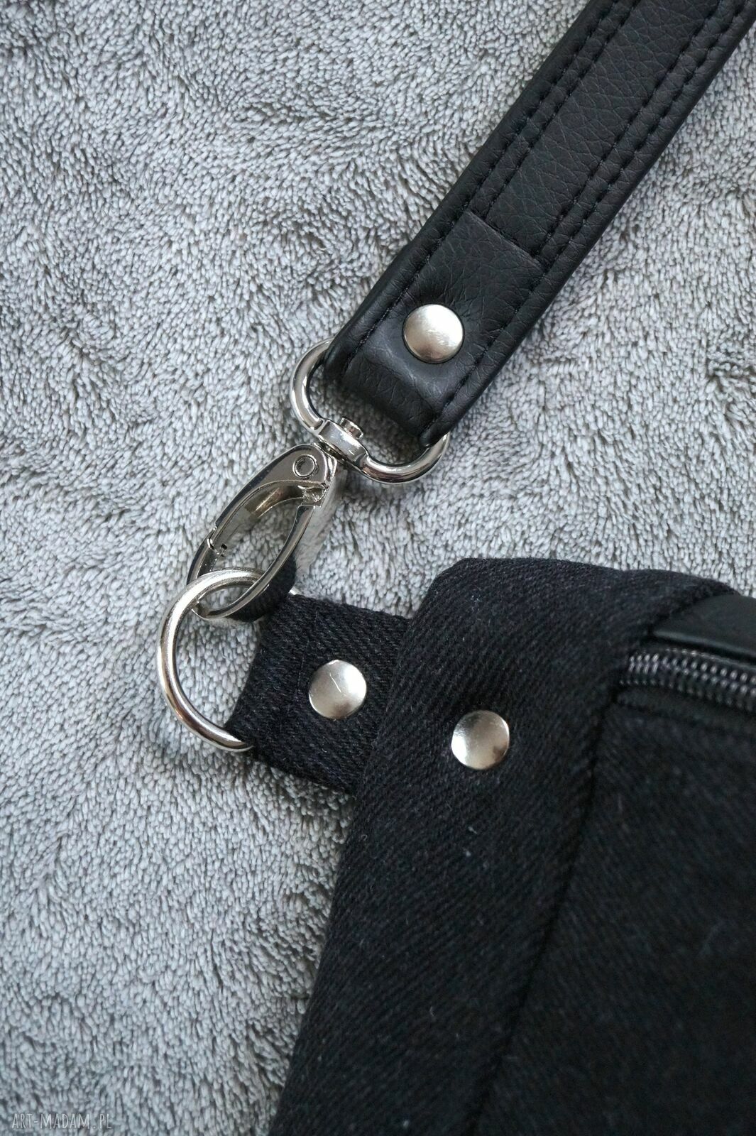 Upcyklingowa nerka-saszetka midi z kieszonkami - czarny jeans i ekoskóra