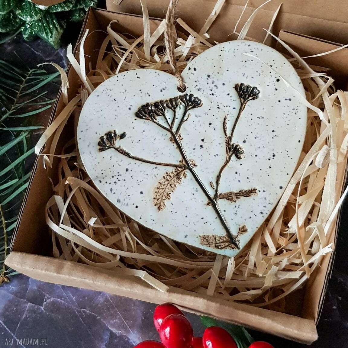 Ceramiczne serduszko z motywem roślin - zawieszka