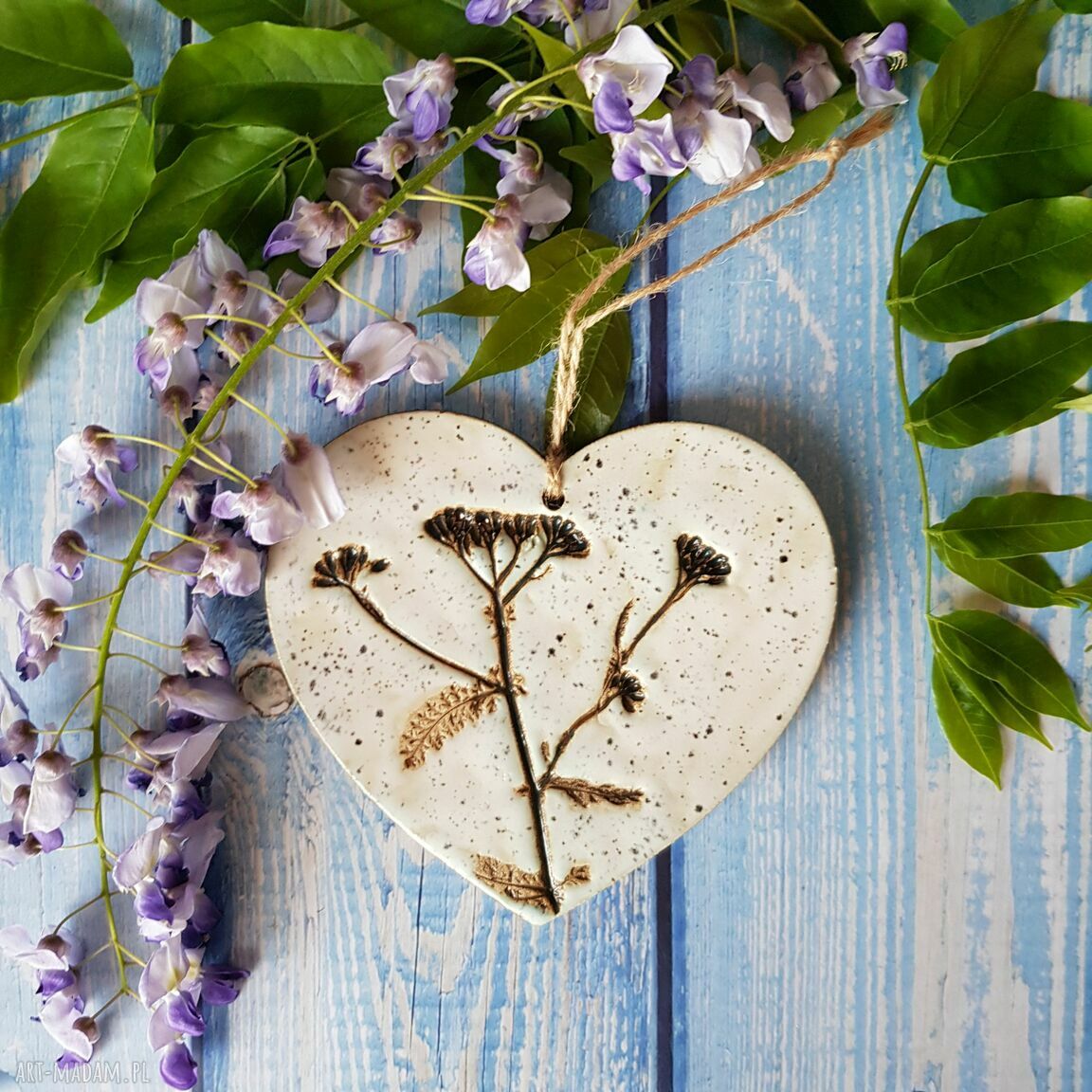 Ceramiczne serduszko z motywem roślin - zawieszka
