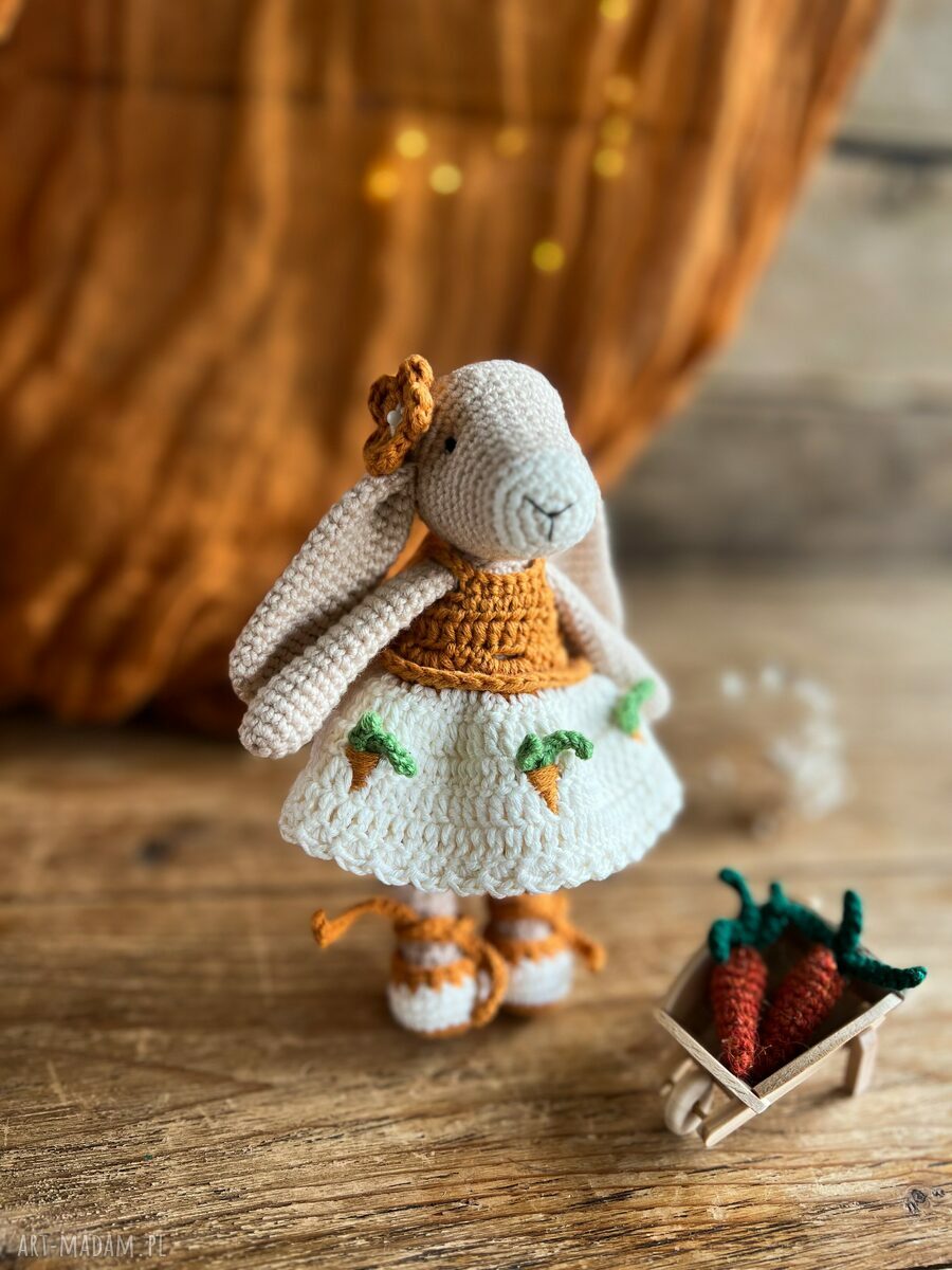 Urocze szydełkowe króliczki z ogrodowymi skarbami - zestaw amigurumi