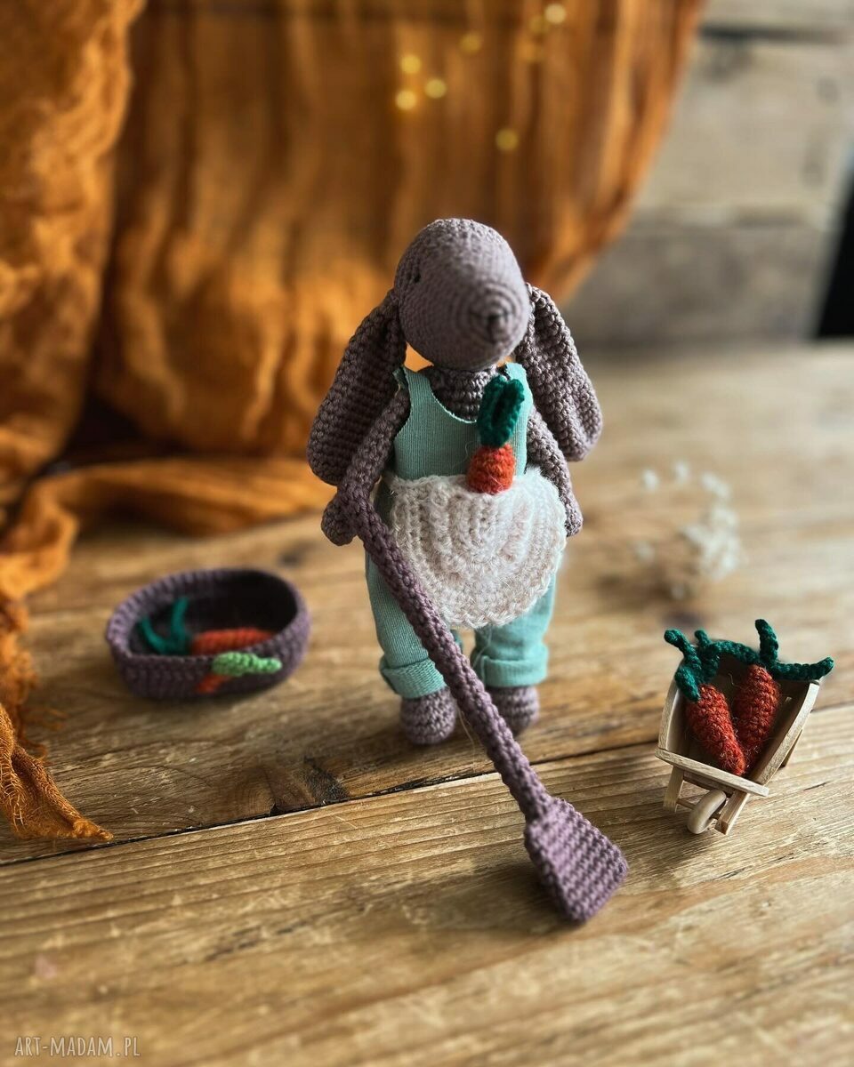 Urocze szydełkowe króliczki z ogrodowymi skarbami - zestaw amigurumi