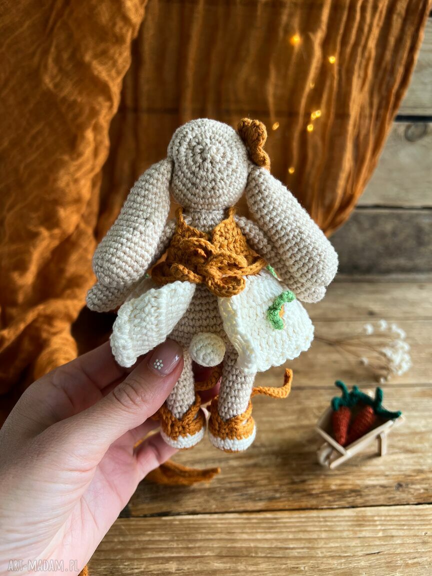 Urocze szydełkowe króliczki z ogrodowymi skarbami - zestaw amigurumi