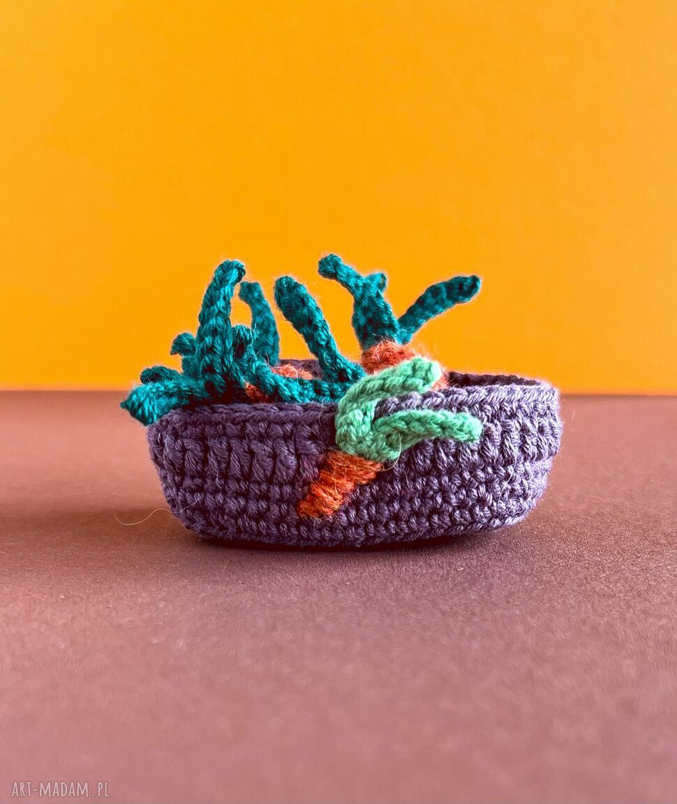 Urocze szydełkowe króliczki z ogrodowymi skarbami - zestaw amigurumi