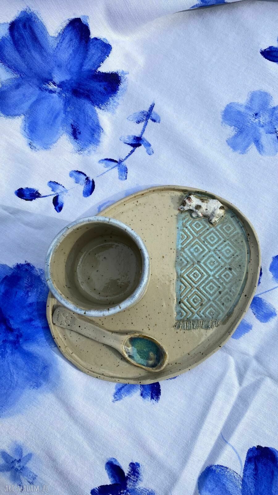 Uroczy ceramiczny zestaw do kawy lub herbaty z łaciatym pieskiem - kubek, talerzyk i łyżeczka