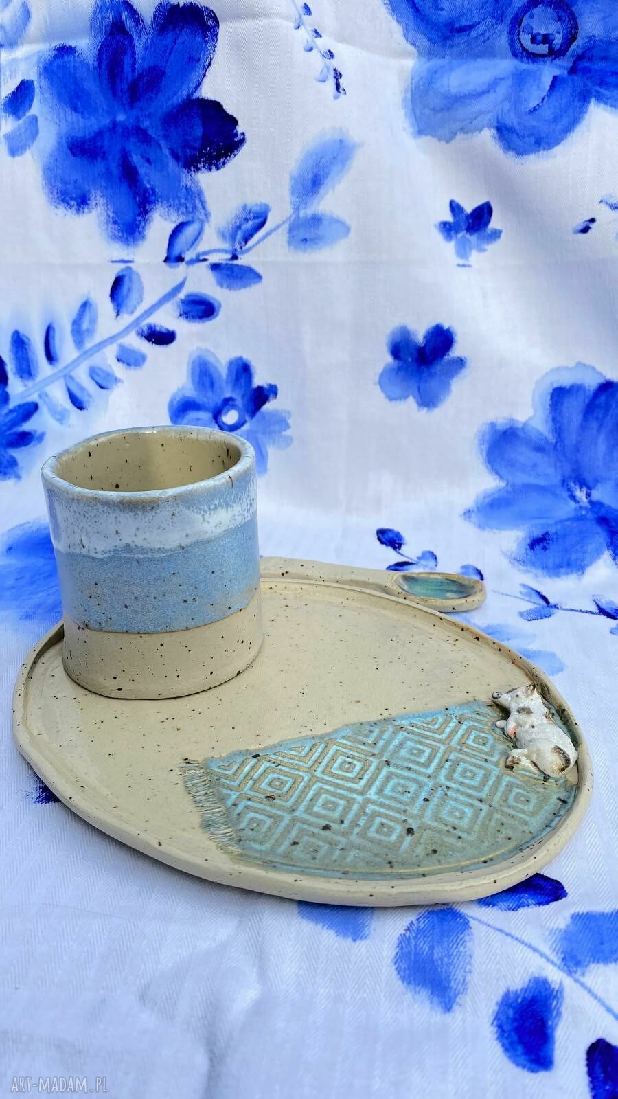 Uroczy ceramiczny zestaw do kawy lub herbaty z łaciatym pieskiem - kubek, talerzyk i łyżeczka