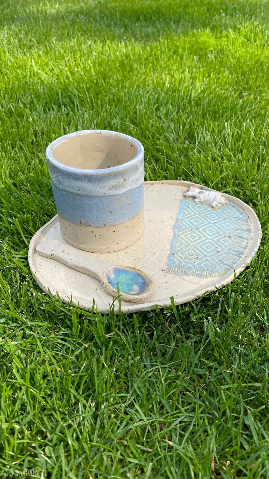 Uroczy ceramiczny zestaw do kawy lub herbaty z łaciatym pieskiem - kubek, talerzyk i łyżeczka