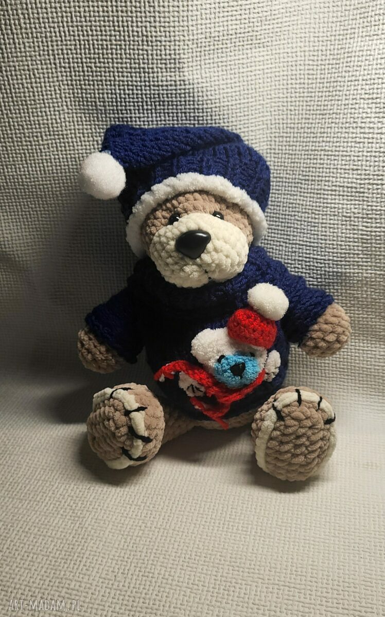 Uroczy miś na szydełku w zimowym sweterku i czapce - handmade przytulanka dla dziecka