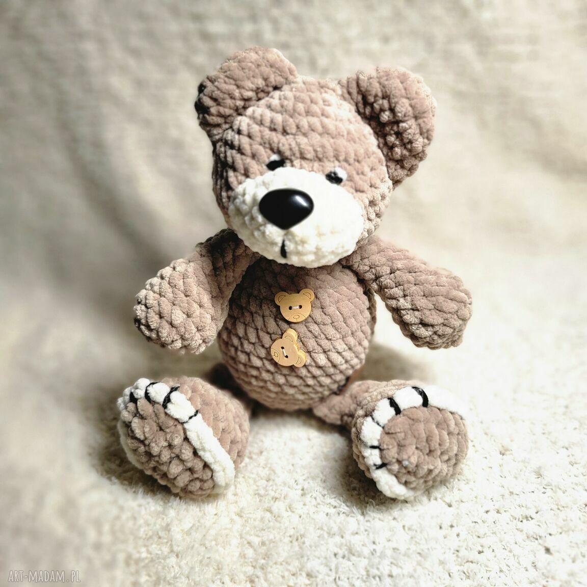 Uroczy miś na szydełku w zimowym sweterku i czapce - handmade przytulanka dla dziecka