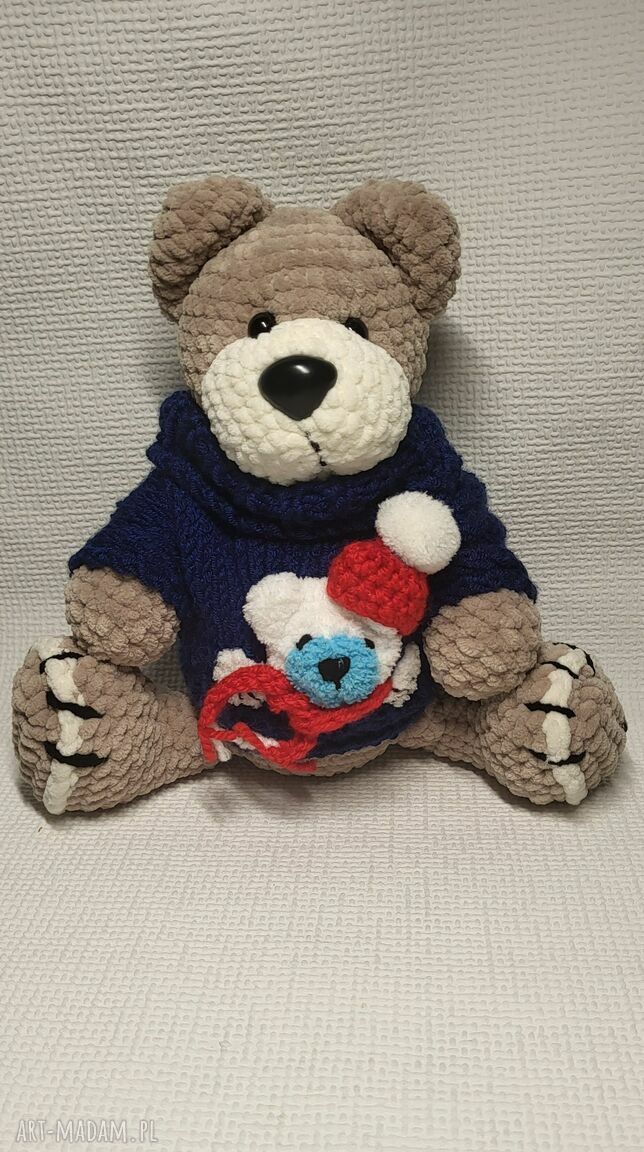 Uroczy miś na szydełku w zimowym sweterku i czapce - handmade przytulanka dla dziecka