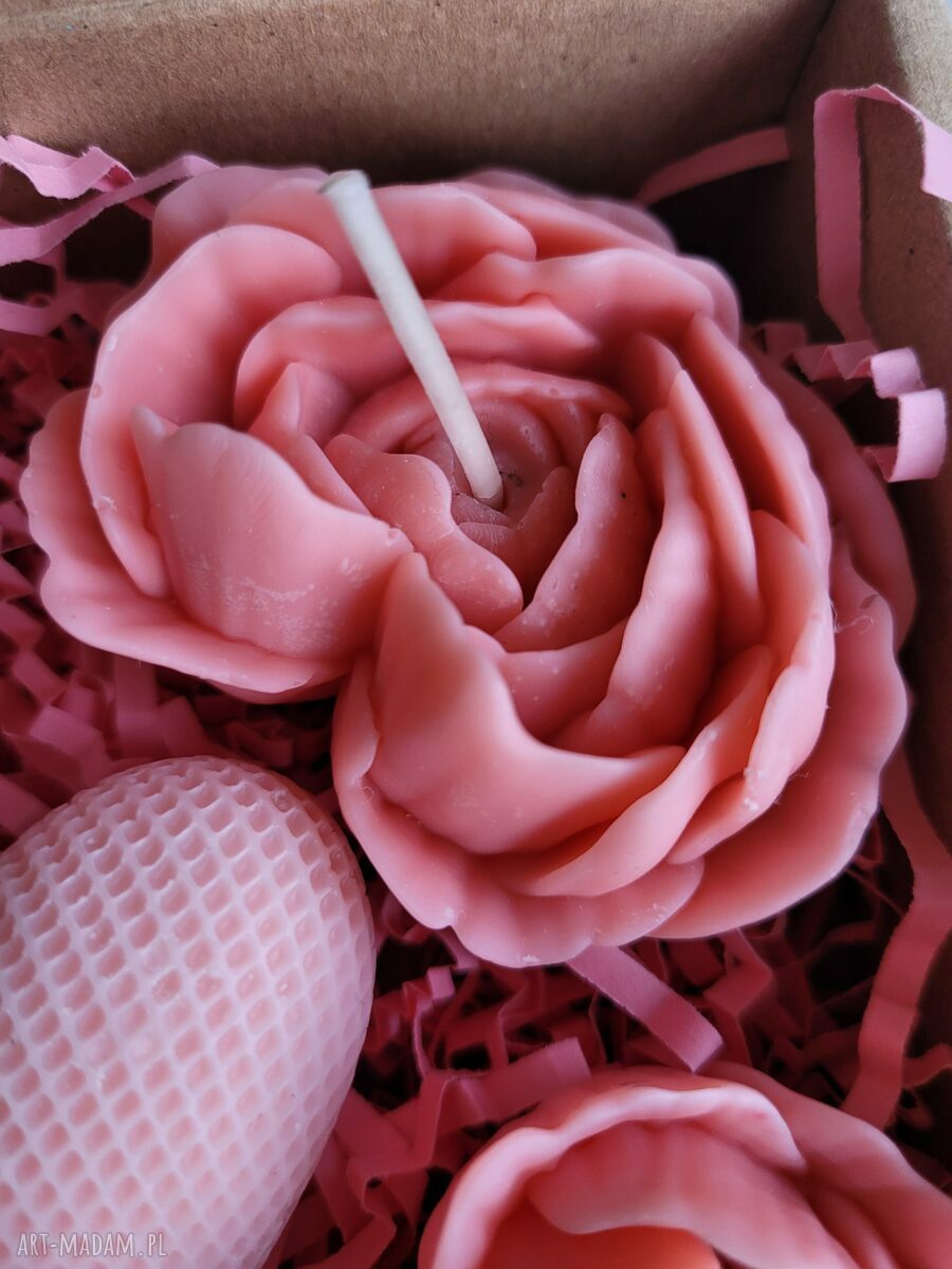 Uroczy zestaw upominkowy ze świec handmade w romantycznym boxie