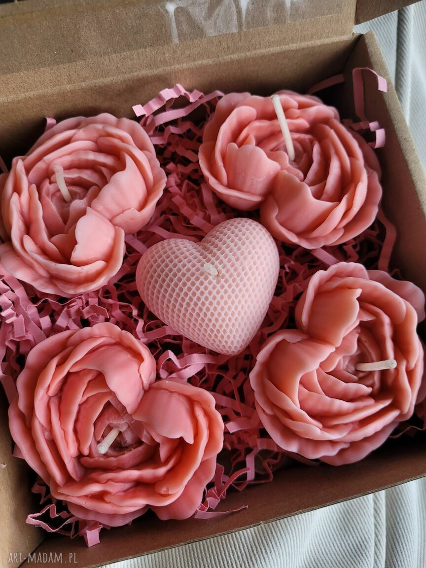 Uroczy zestaw upominkowy ze świec handmade w romantycznym boxie