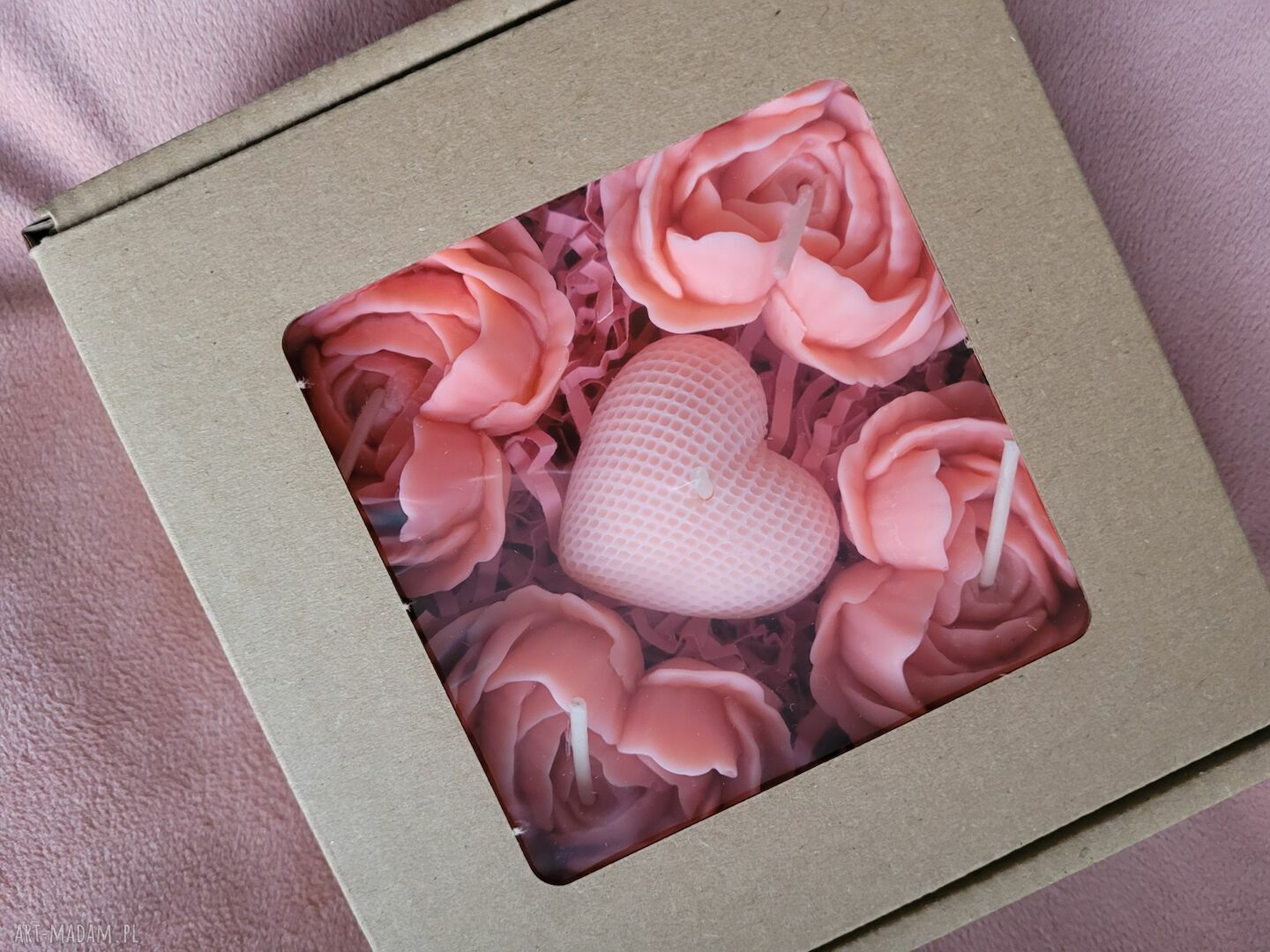 Uroczy zestaw upominkowy ze świec handmade w romantycznym boxie
