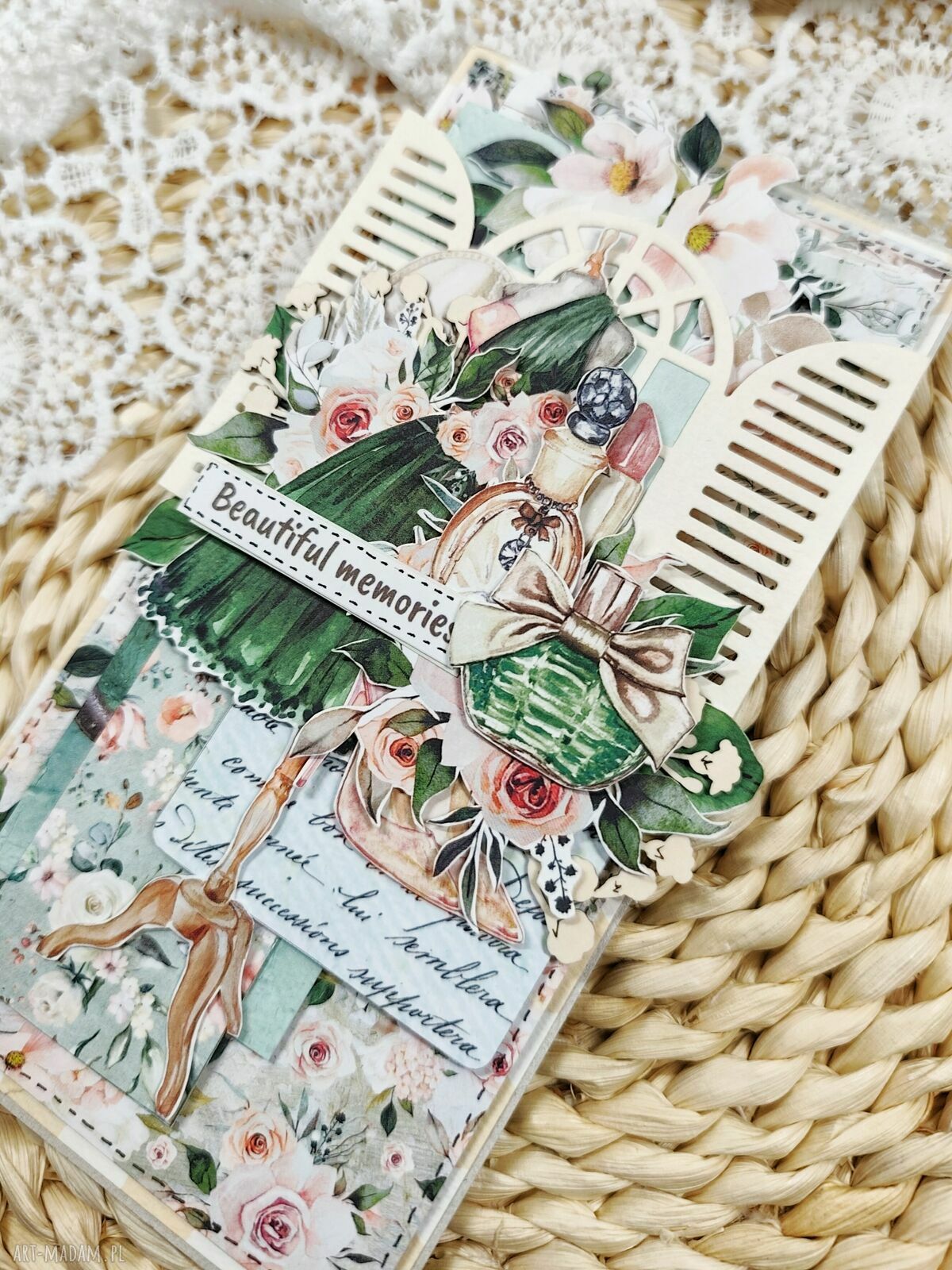Kartka urodzinowa handmade z koronką i kwiatami