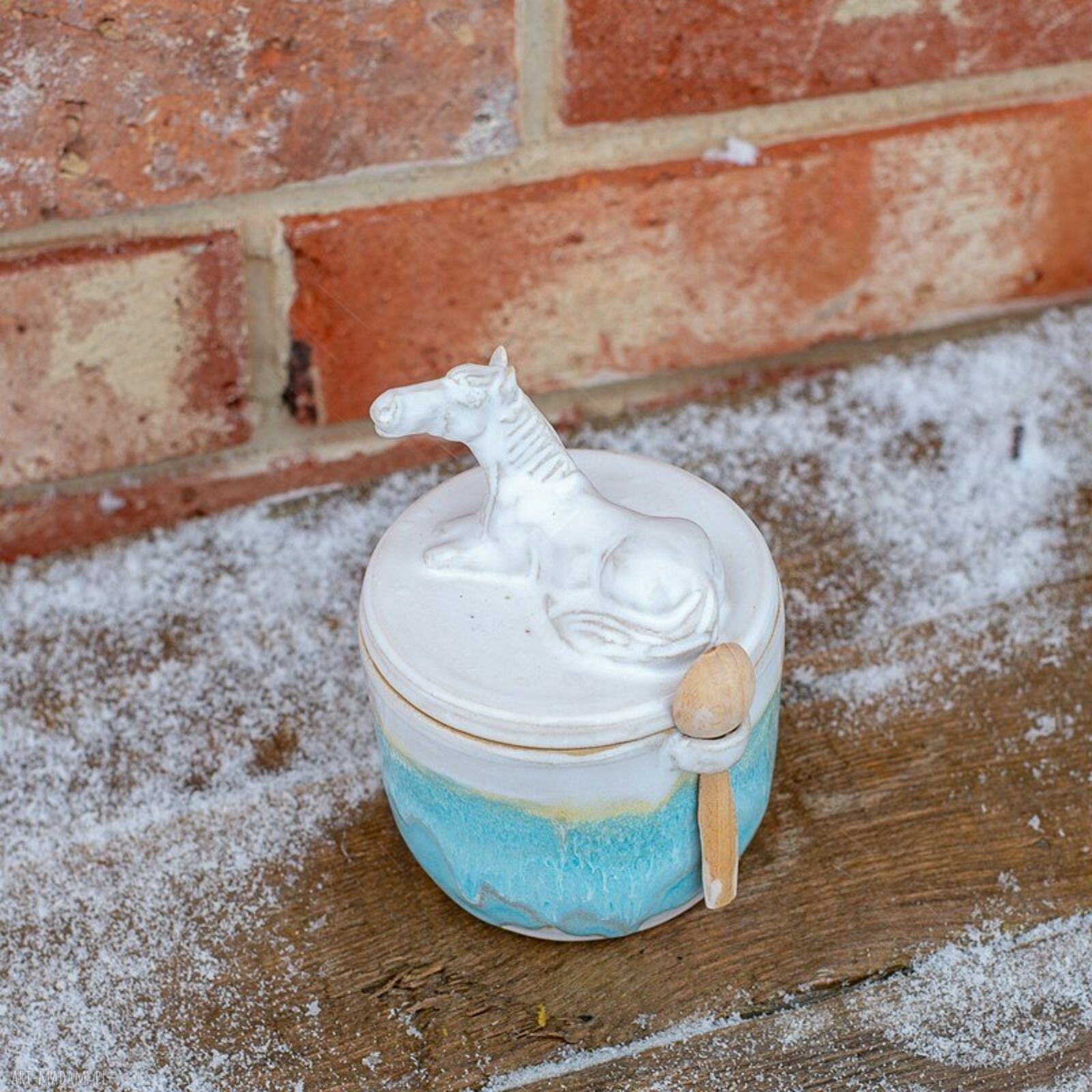 Urokliwa cukiernica z koniem Baby Blue - prezent z łyżeczką