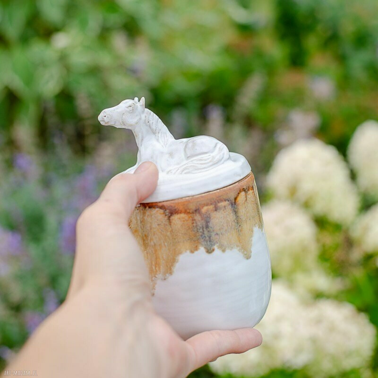 Ceramiczna cukiernica z koniem Biała Tundra - rękodzieło na prezent