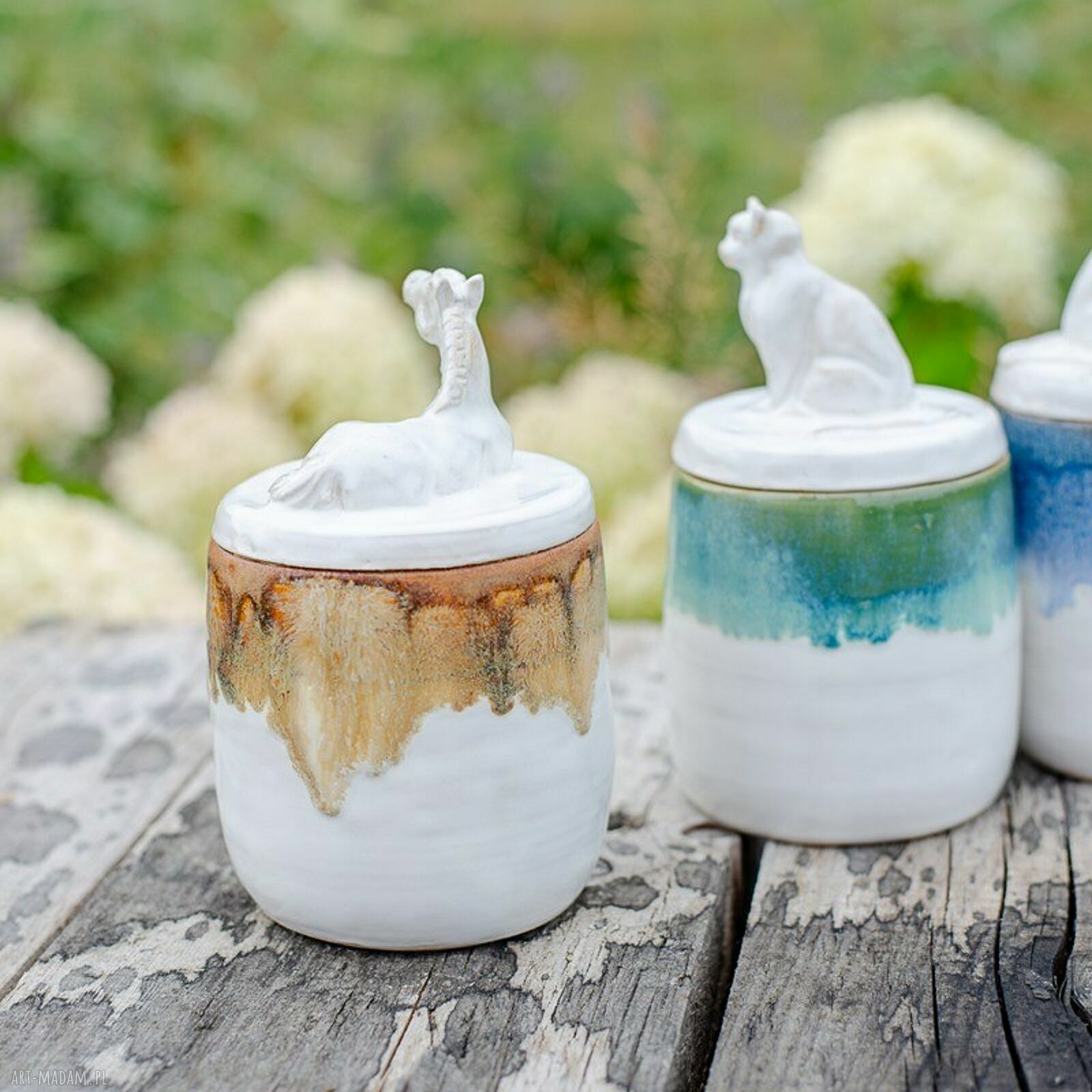 Ceramiczna cukiernica z koniem Biała Tundra - rękodzieło na prezent