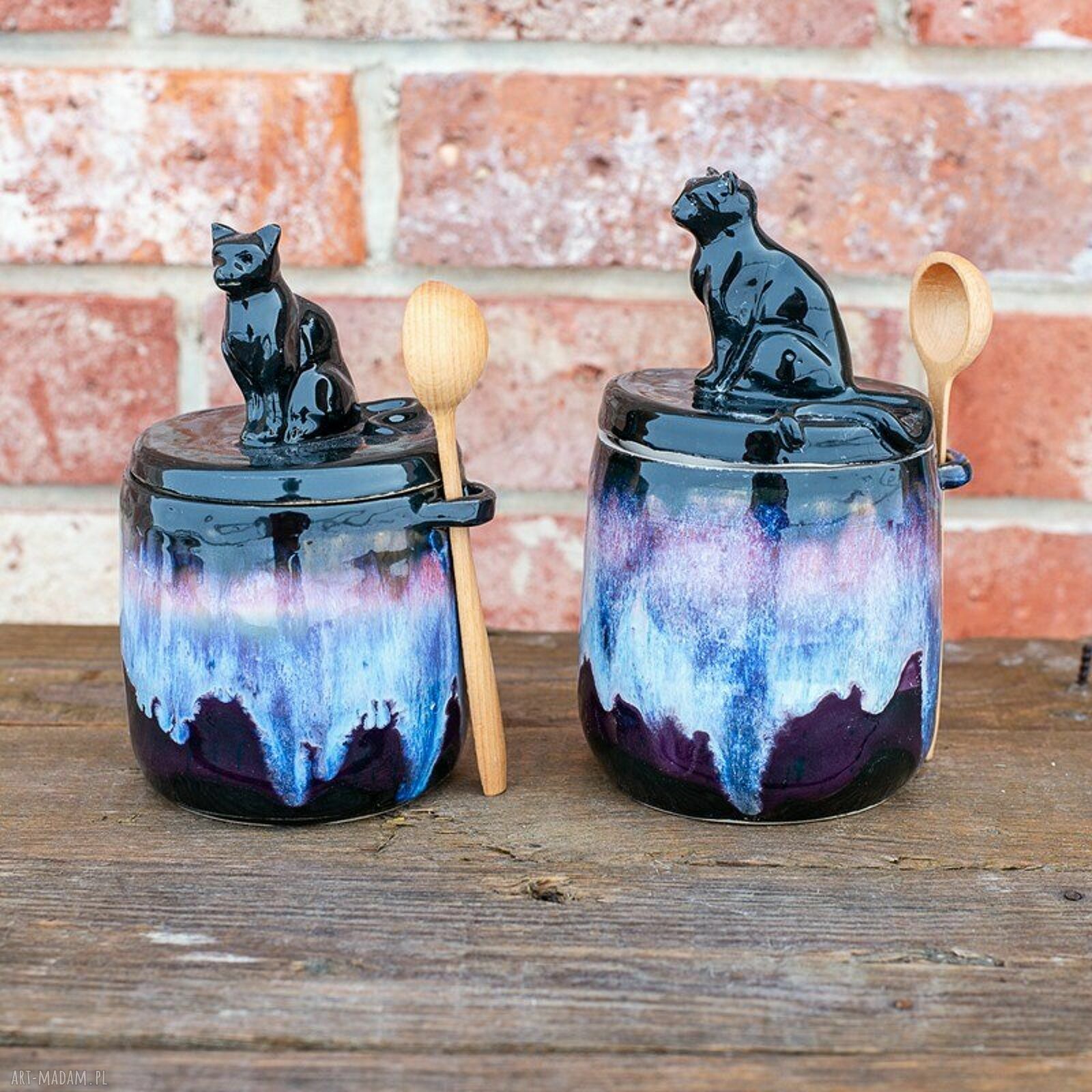 Urokliwa cukiernica - pojemnik na cukier z kotem Czarna Violetta z drewnianą łyżeczką (ceramika handmade)