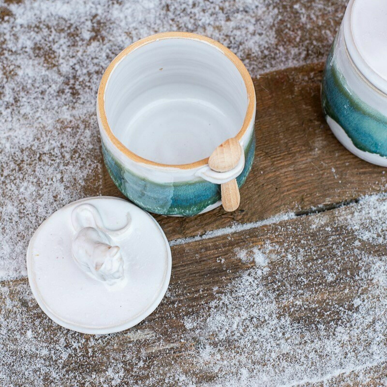 Urokliwa cukiernica z kotem i drewnianą łyżeczką - ceramiczny pojemnik