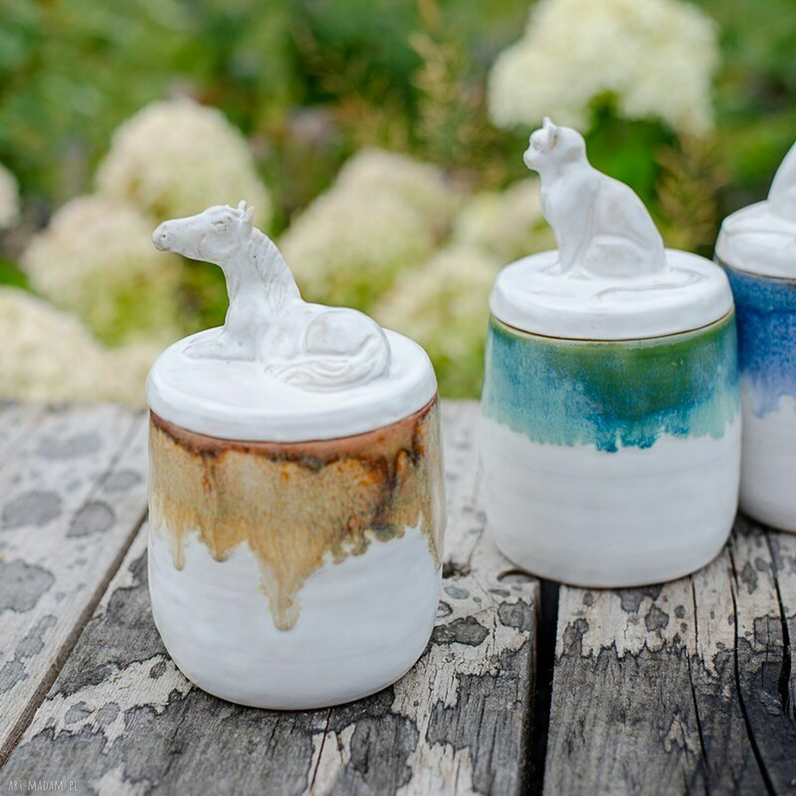 Ceramiczna cukiernica z koniem Biała Tundra - rękodzieło na prezent