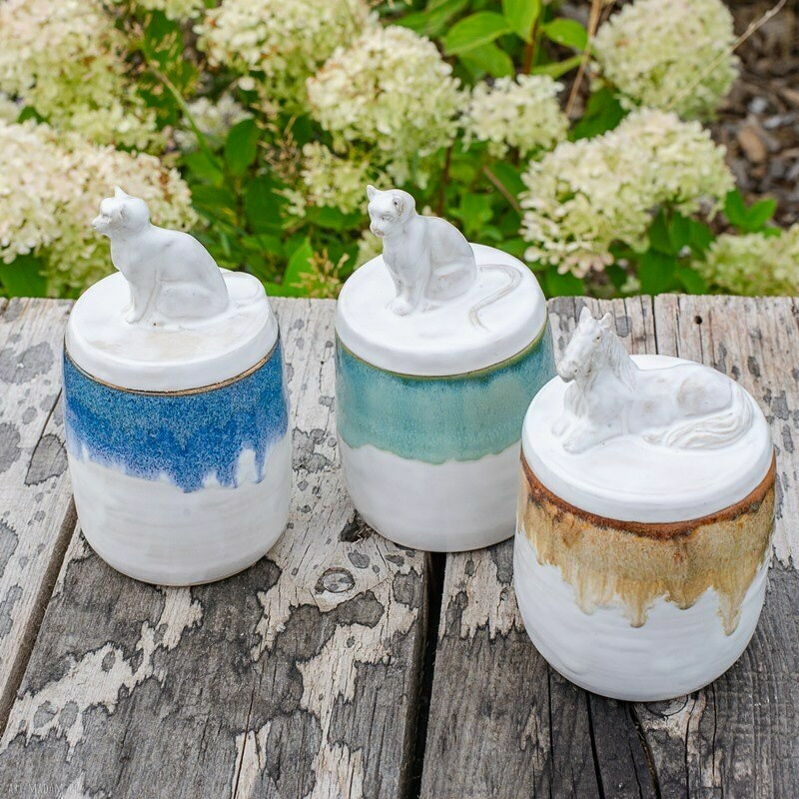 Ceramiczna cukiernica z koniem Biała Tundra - rękodzieło na prezent