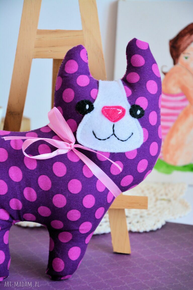 Uśmiechnięty kotek Śliweczka 20 cm - bezpieczna maskotka handmade na chrzest i roczek