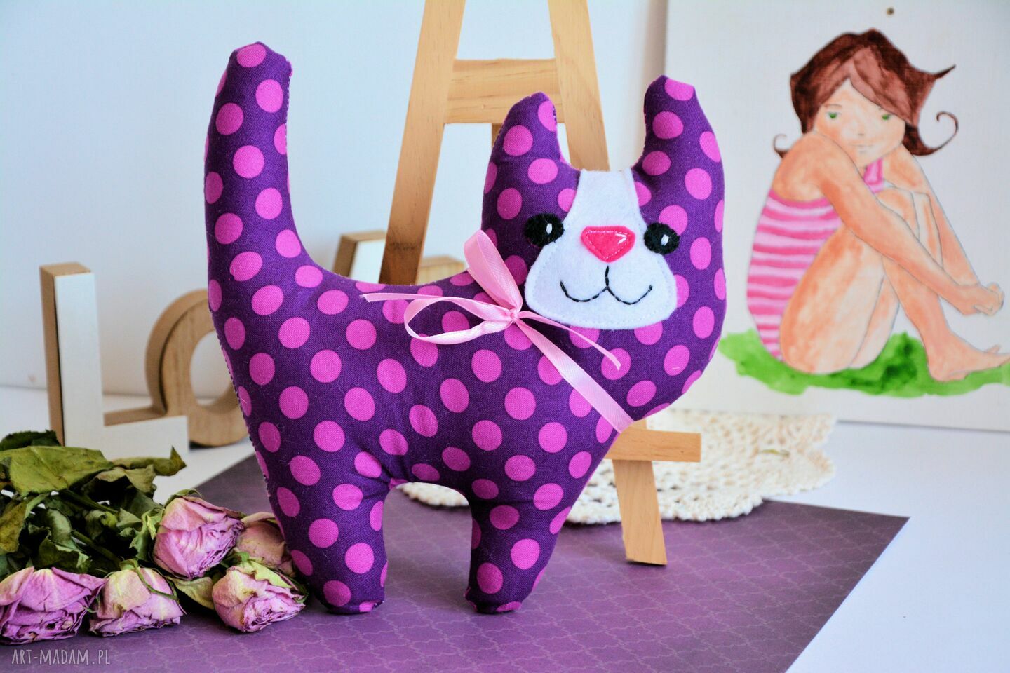 Uśmiechnięty kotek Śliweczka 20 cm - bezpieczna maskotka handmade na chrzest i roczek