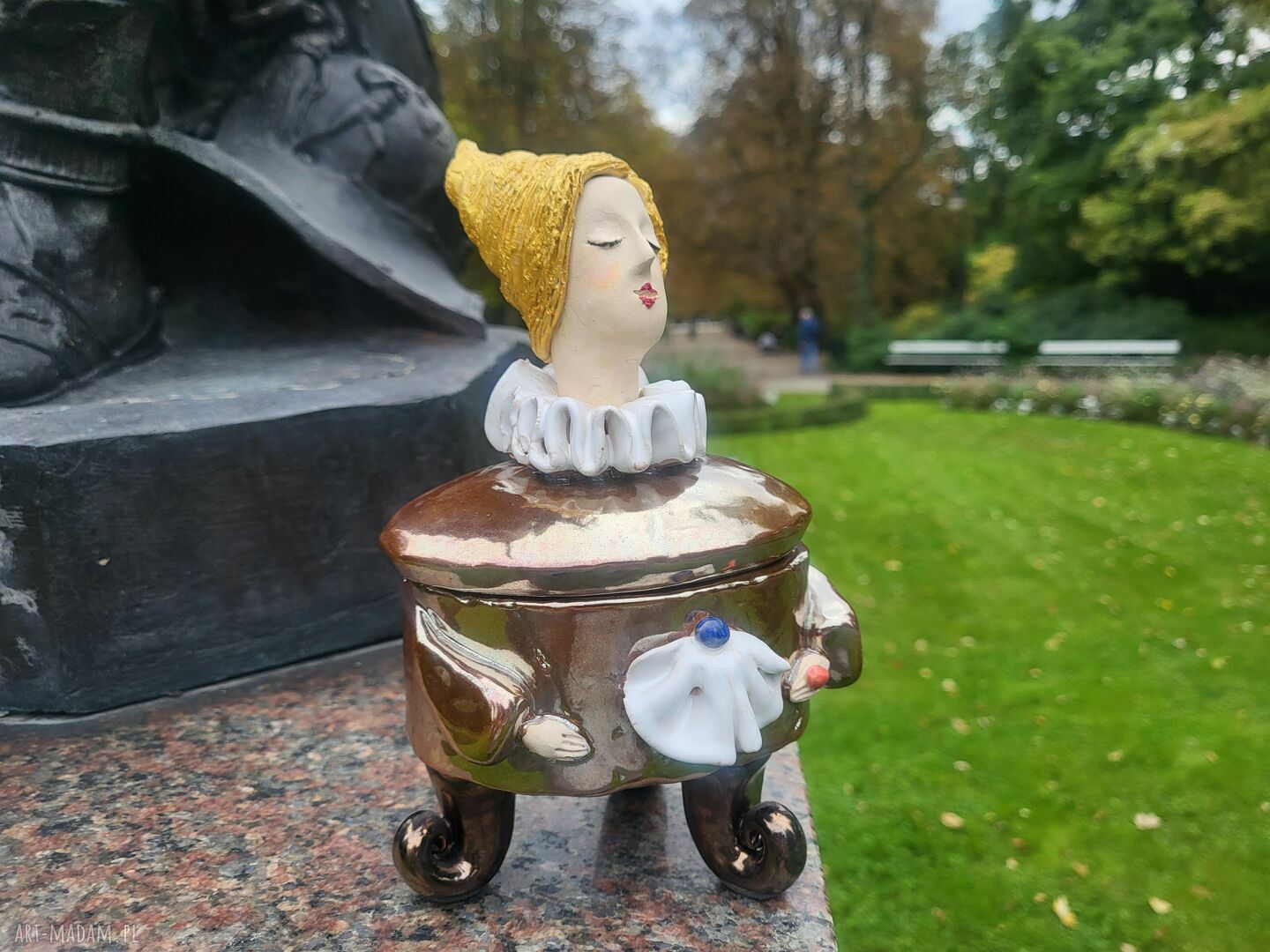 Pojemnik na różności z przykrywką - rzeźba ceramiczna postać