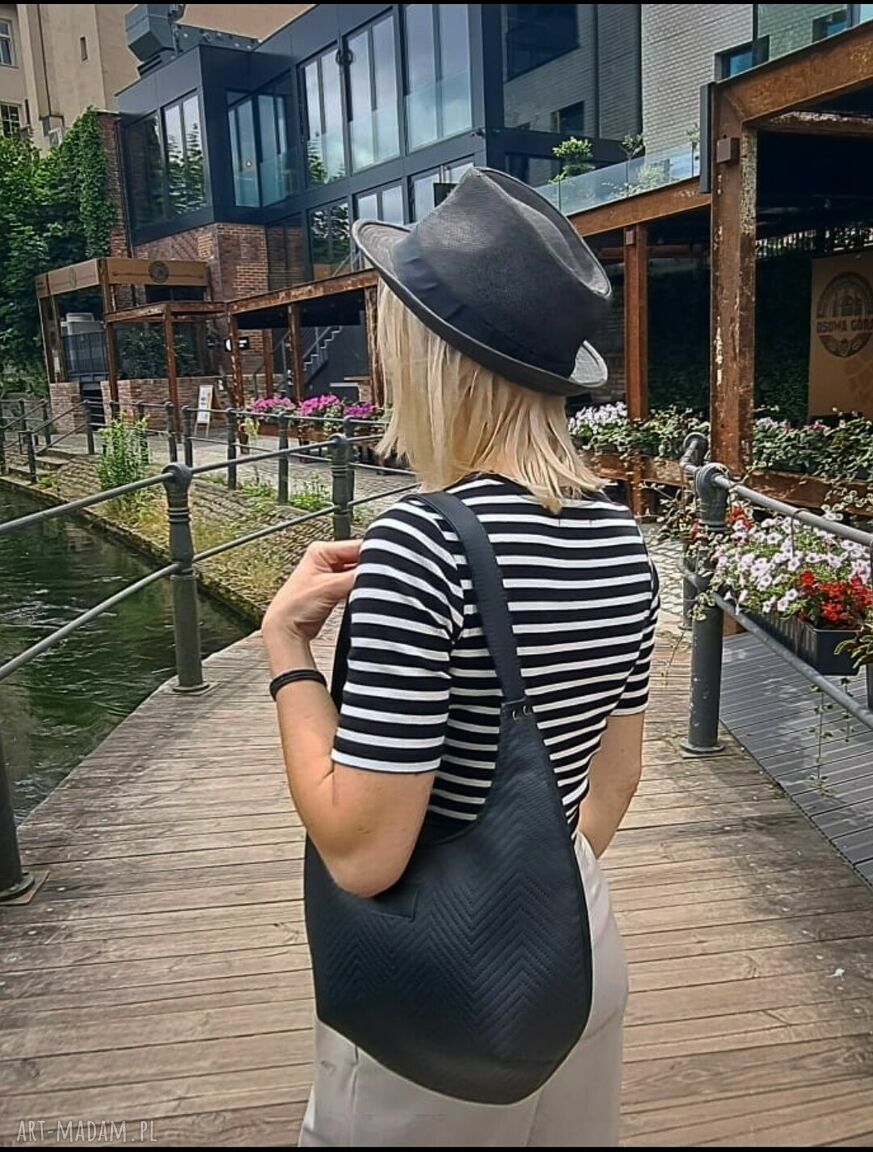 Vera mini - czarna torebka na ramię w jodełkę