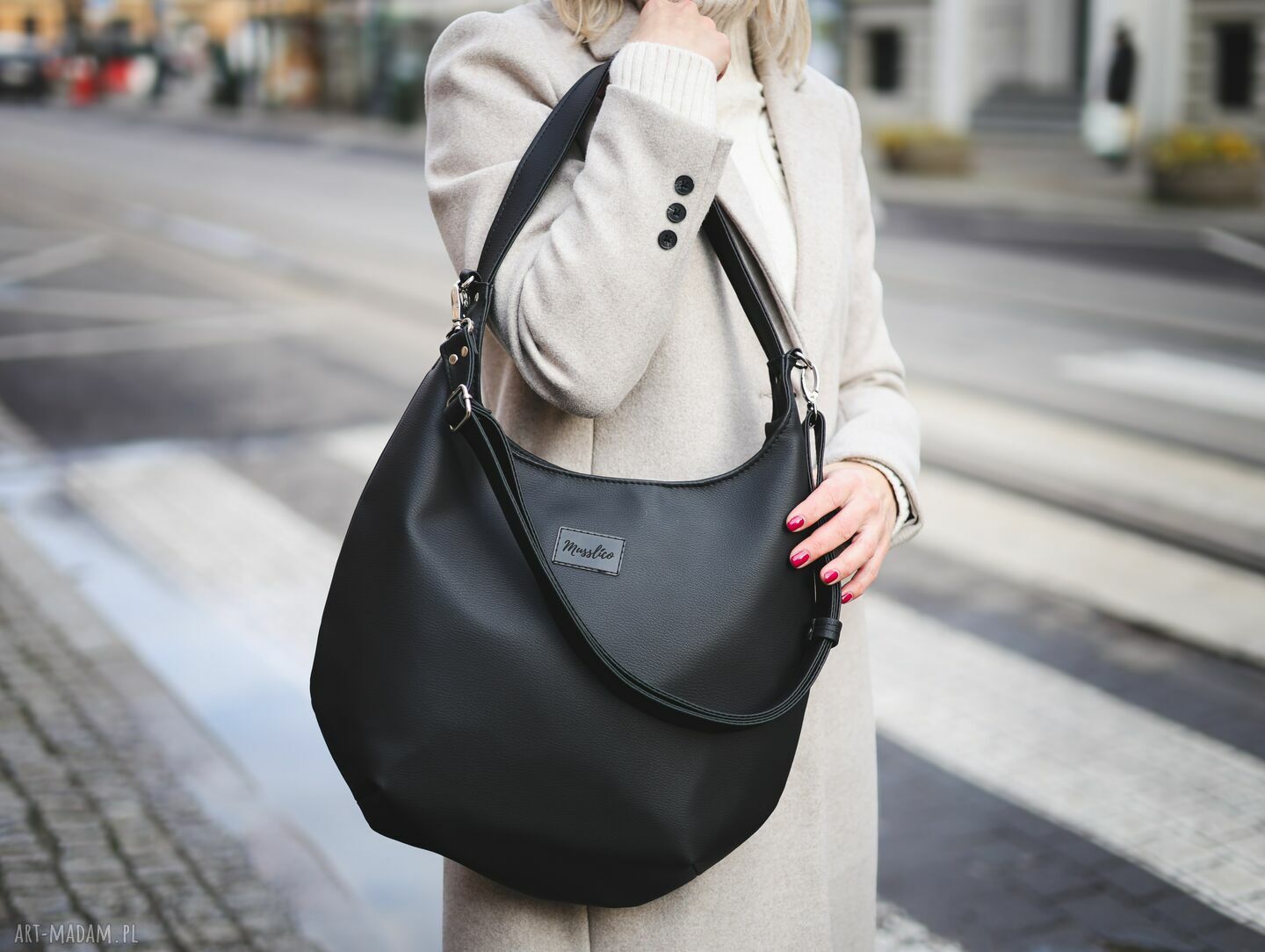 Vera - czarna torba typu hobo z wegańskiej skóry soft