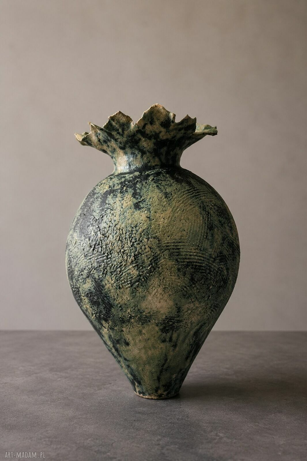 Verdant Form - duży, ręcznie lepiony wazon ceramiczny do kwiatów i jako dekoracja