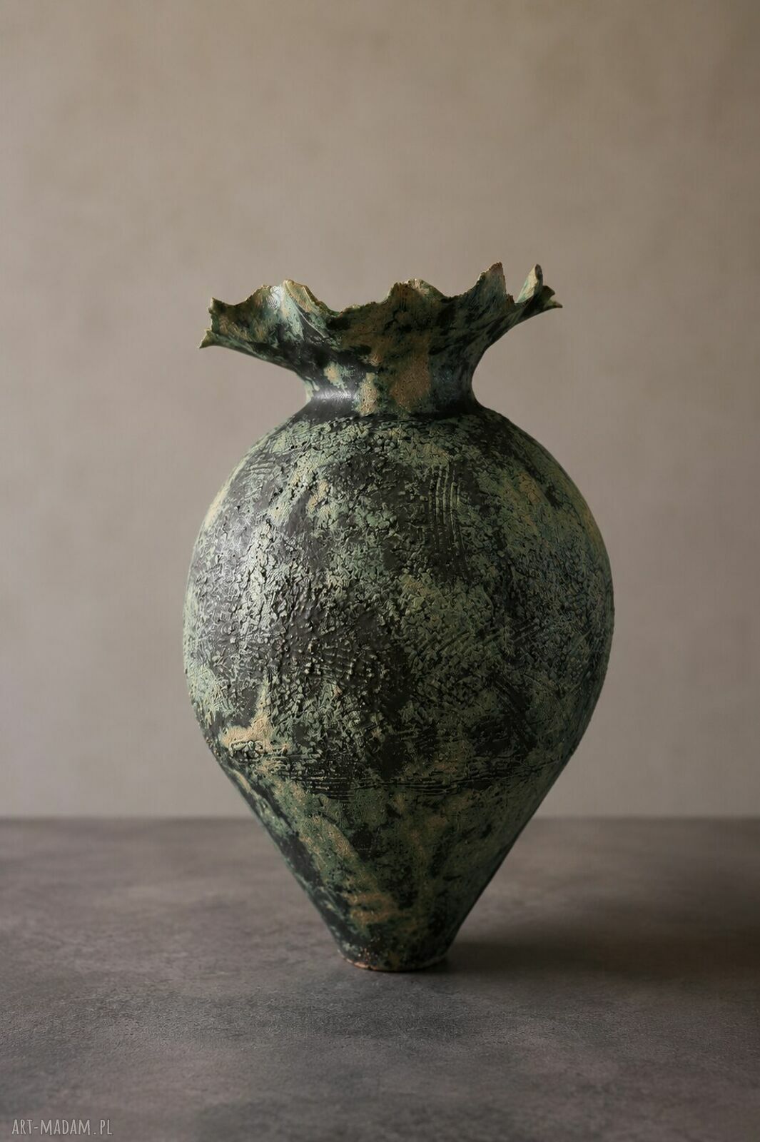 Verdant Form - duży, ręcznie lepiony wazon ceramiczny do kwiatów i jako dekoracja