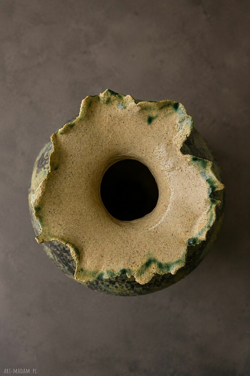 Verdant Form - duży, ręcznie lepiony wazon ceramiczny do kwiatów i jako dekoracja