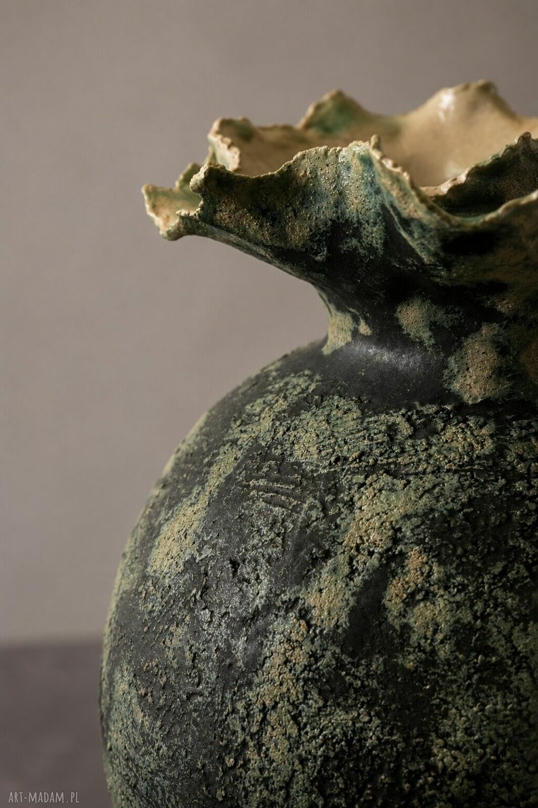 Verdant Form - duży, ręcznie lepiony wazon ceramiczny do kwiatów i jako dekoracja