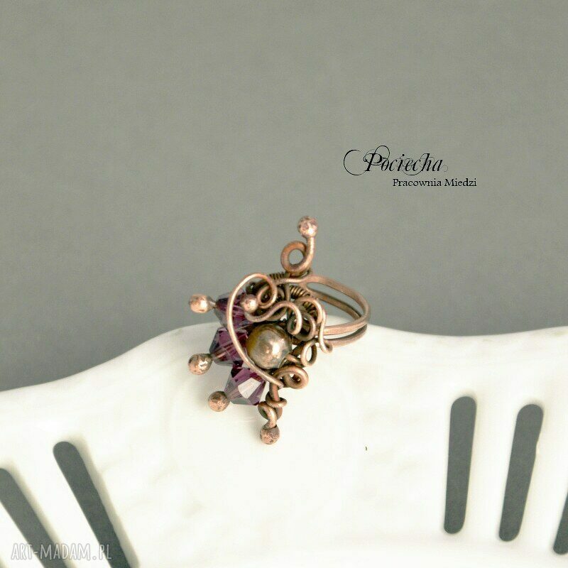 Violet - duży pierścionek z miedzi z kryształkami Swarovski w stylu retro