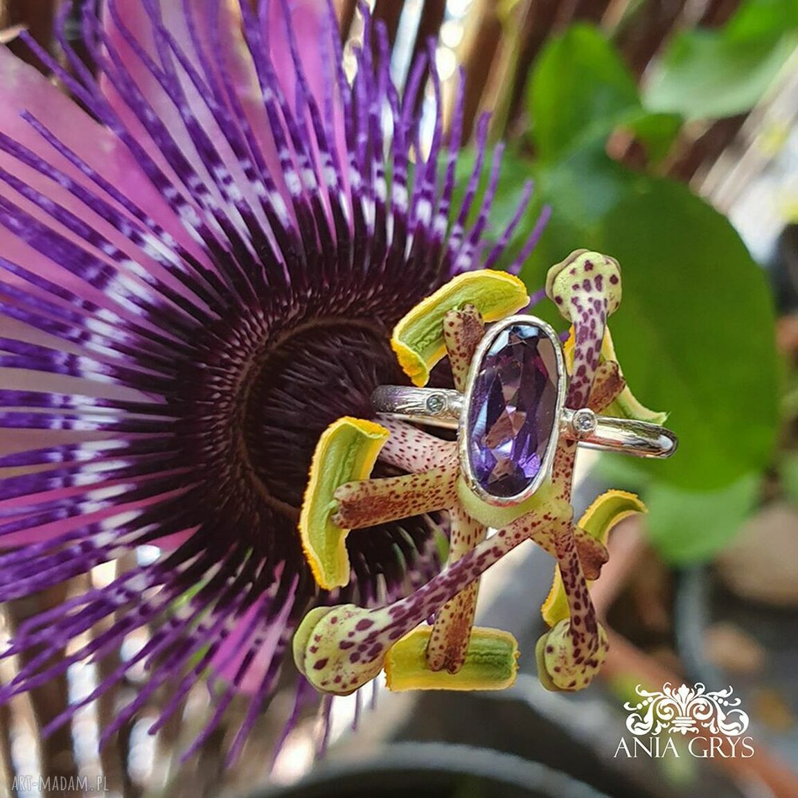 Pierścionek z ametystem i brylantami w srebrnej oprawie
