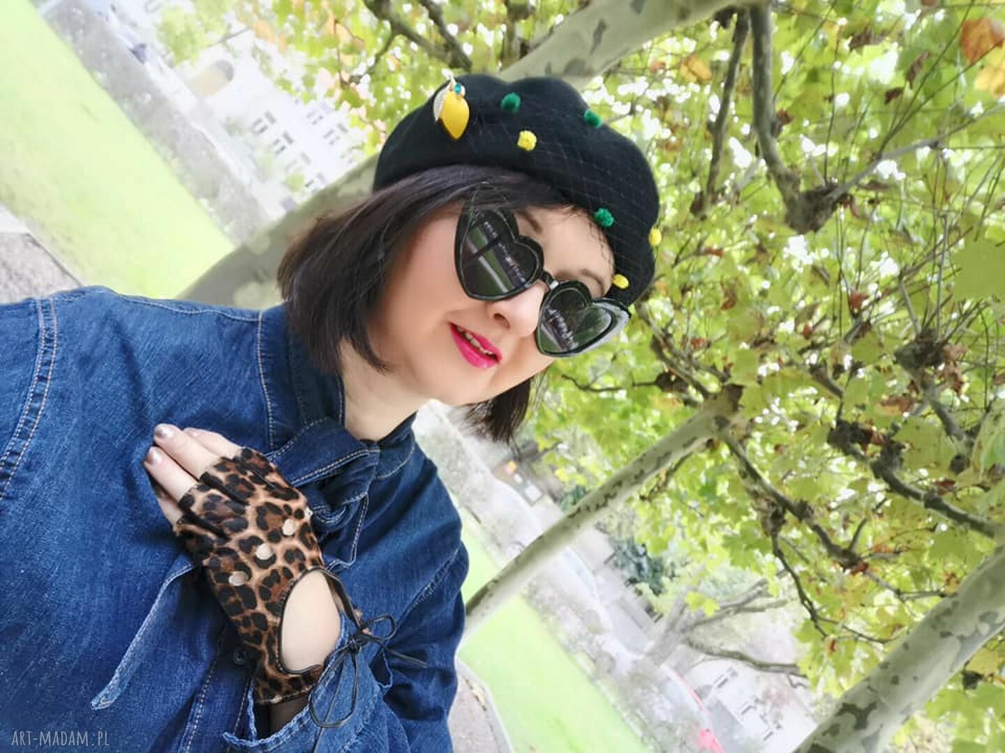 Beret w cytrynę z wełny - ręcznie robiony fascynator z broszką i pomponami