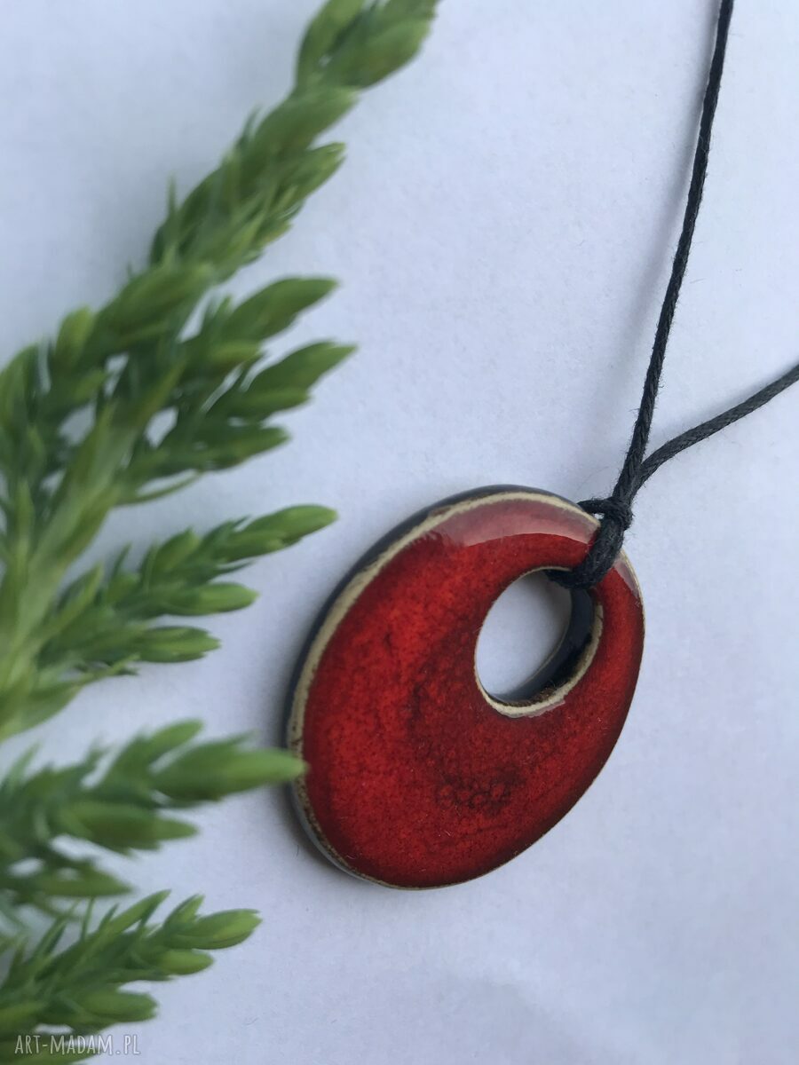 Wisiorek w czerwieni etno - ceramiczny z gliny