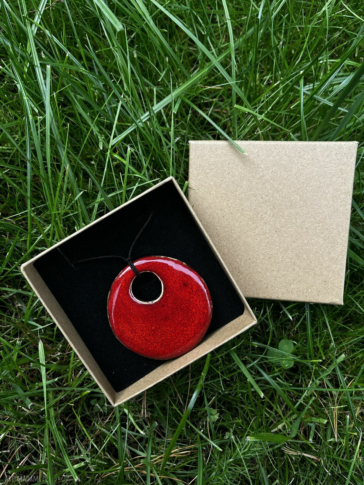 Czerwony ceramiczny wisior handmade