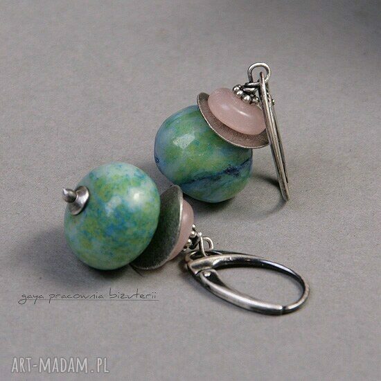Opal w jadeitach - oksydowane kolczyki ze srebra 925 z jadeitami i opalem