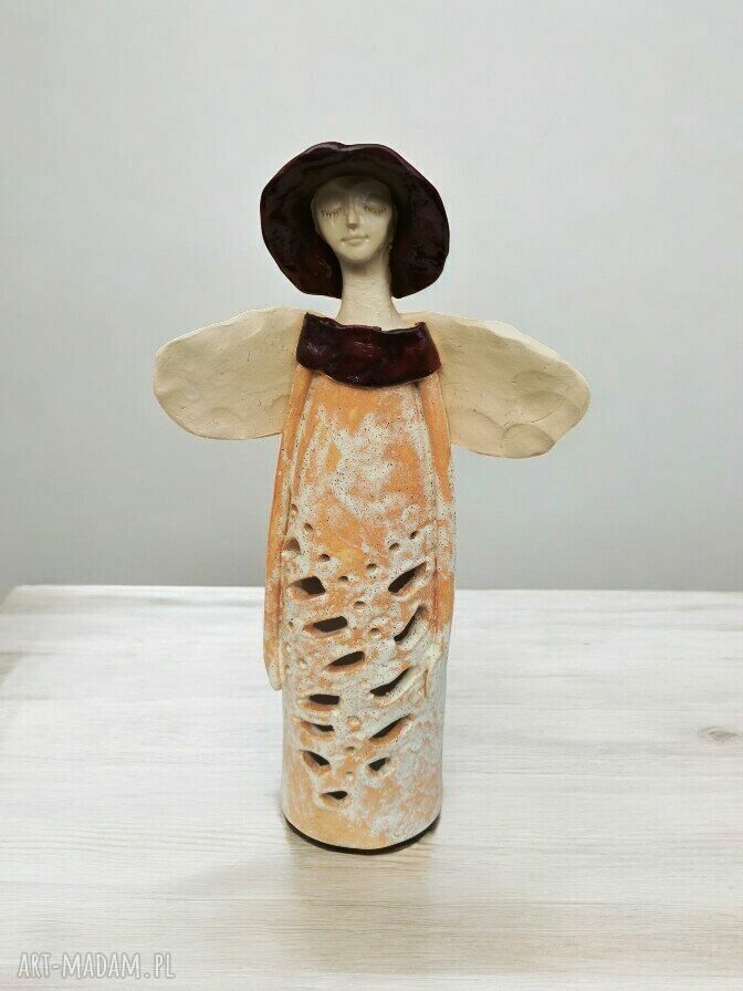 Anioł w kapeluszu - ręcznie robiona ceramiczna dekoracja do wnętrz
