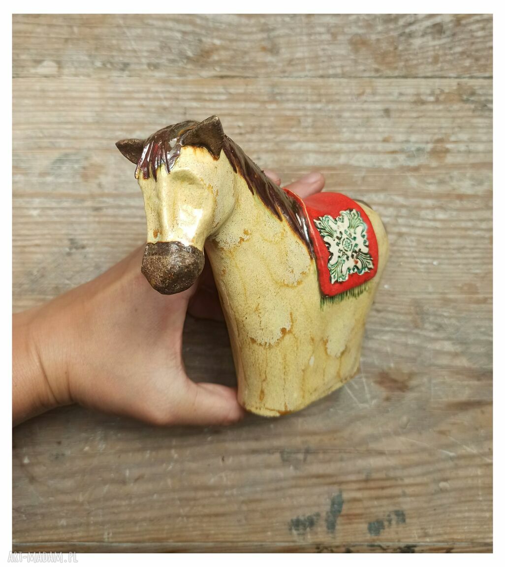 Konik ceramiczny w kolorze piaskowym - ciepła dekoracja z rękodzieła