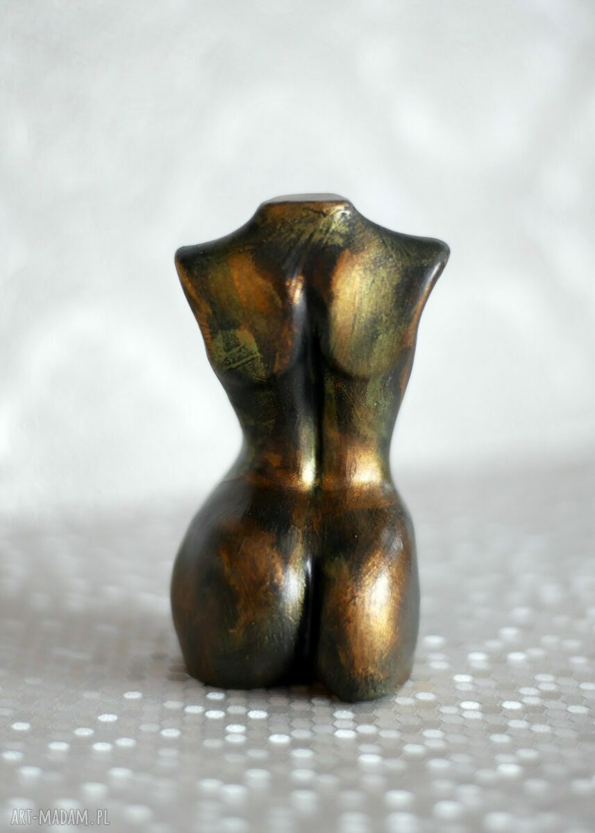 Kobieta w metalicznym zielonym i złocie - rzeźba z gipsu, wys. 9 cm